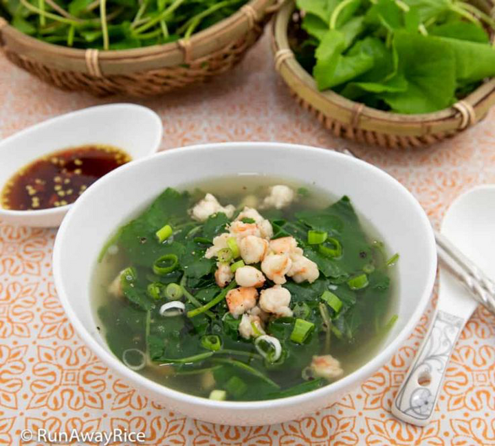Nhiều bà nội trợ yêu thích sử dụng tôm khô để tăng vị ngọt món canh. (Ảnh: RunAwayRice)