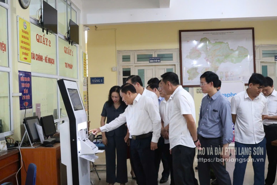 Đồng chí Hồ Tiến Thiệu, Phó Bí thư Tỉnh ủy, Chủ tịch UBND tỉnh kiểm tra thực tế cơ sở vật chất tại trụ sở huyện Cao Lộc (trụ sở dự kiến phường Kỳ Lừa mới)