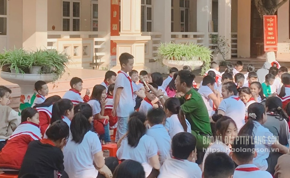 Công an phường Vĩnh Trại tuyên truyền phòng, chống tệ nạn ma túy cho các em học sinh trên địa bàn