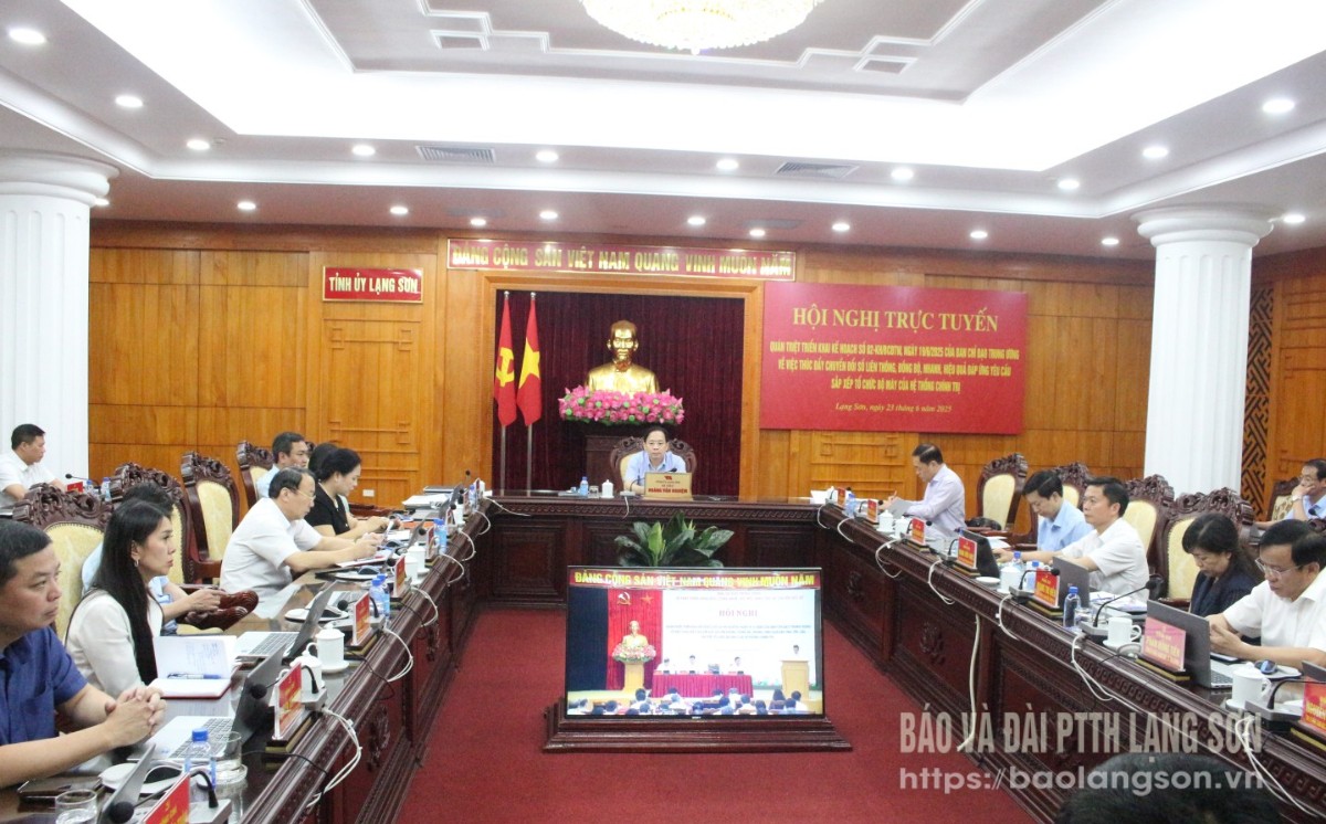 Các đại biểu dự hội nghị tại điểm cầu Tỉnh ủy Lạng Sơn lắng nghe đồng chí Trần Cẩm Tú, Ủy viên Bộ Chính trị, Thường trực Ban Bí thư, Phó Trưởng Ban Chỉ đạo kết luận hội nghị