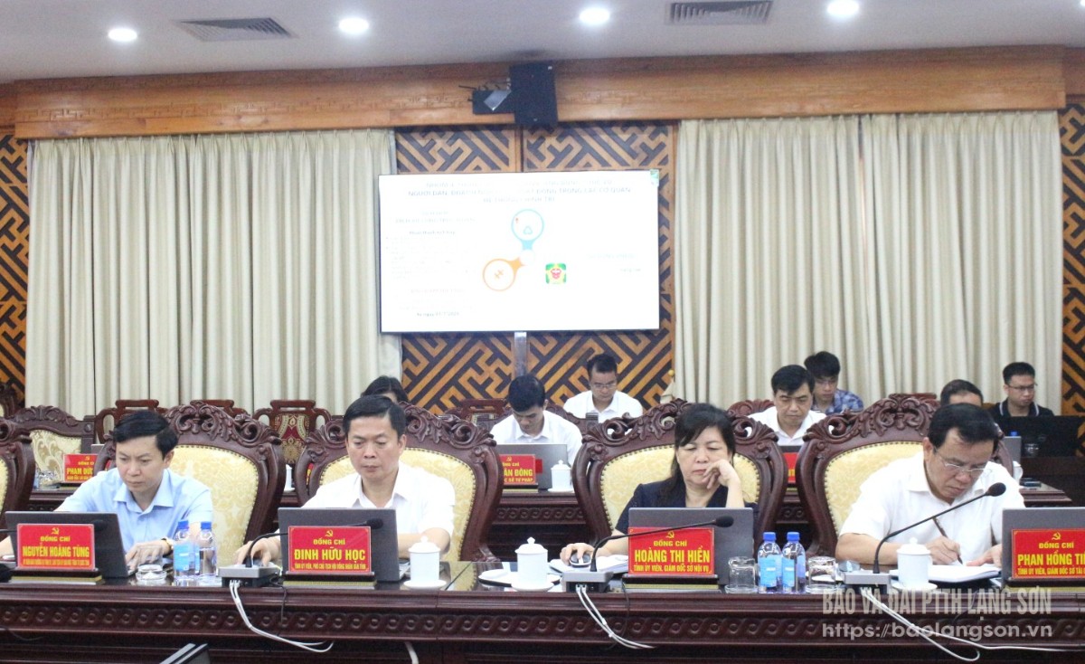 Các đại biểu dự hội nghị tại điểm cầu Tỉnh ủy Lạng Sơn nghiên cứu các nội dung trong Kế hoạch 02