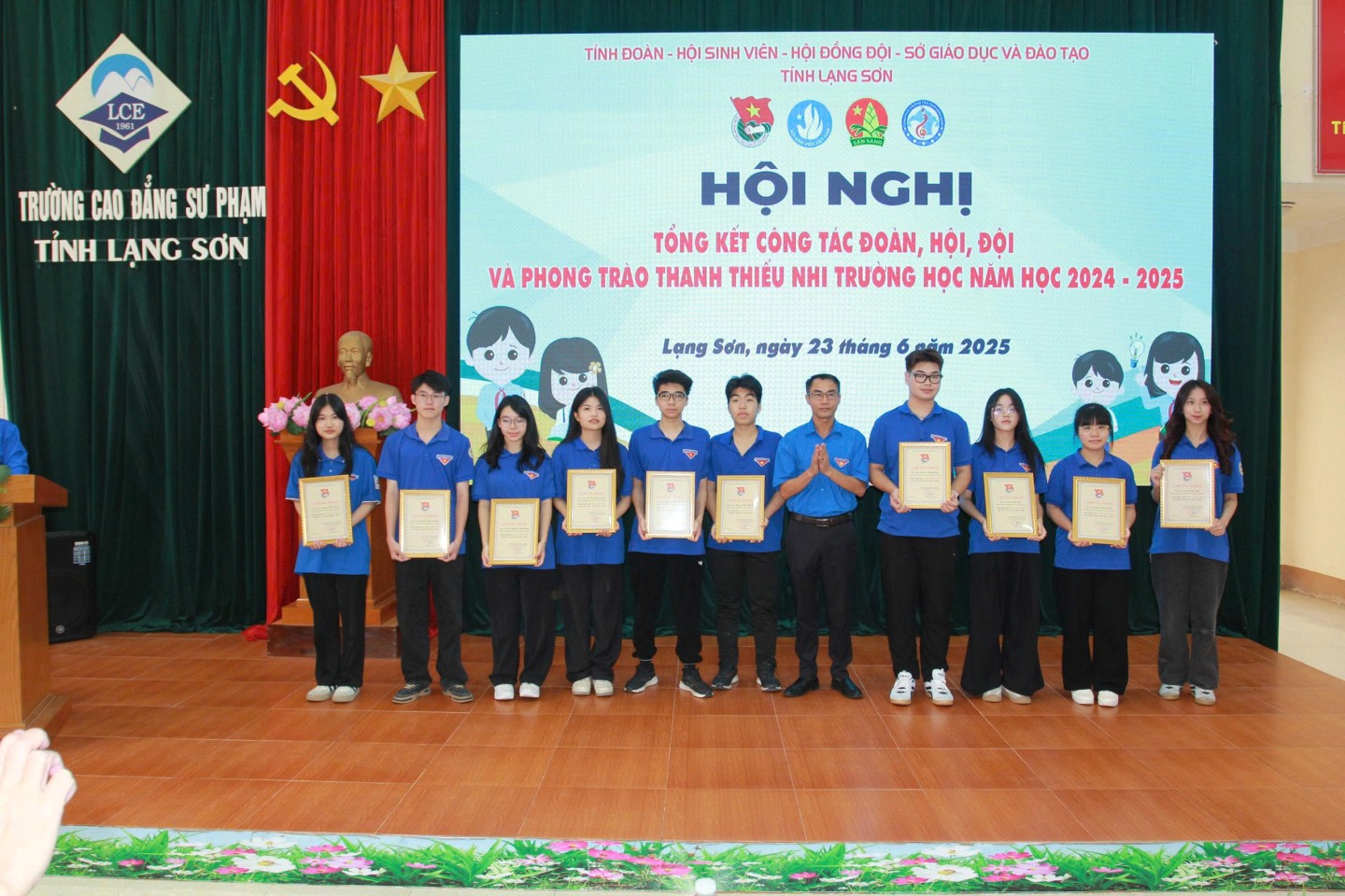 Ban tổ chức trao danh hiệu