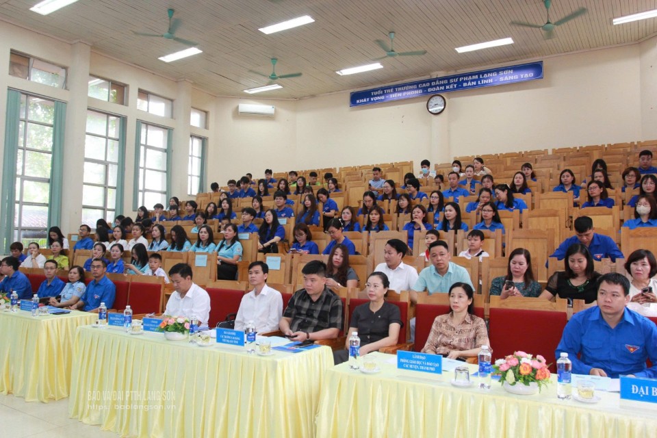 Các đại biểu tham dự hội nghị