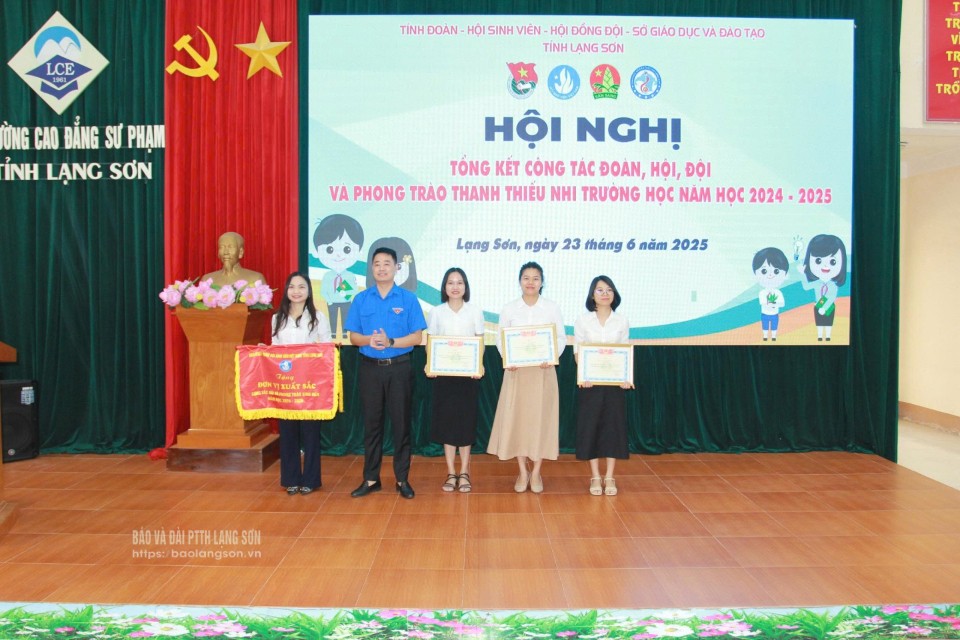 Lãnh đạo Tỉnh đoàn Lạng Sơn tặng cờ thi đua và danh hiệu đơn vị tiến tiến cho Đoàn thanh niên các trường Cao đẳng