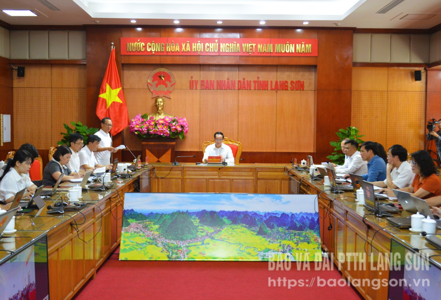 Đại diện lãnh đạo Sở Khoa học và Công nghệ báo cáo tiến độ triển khai duy trì Hệ thống quản lý văn bản và điều hành của tỉnh (VNPT iOffice) trong quá trình sắp xếp đơn vị hành chính 2 cấp