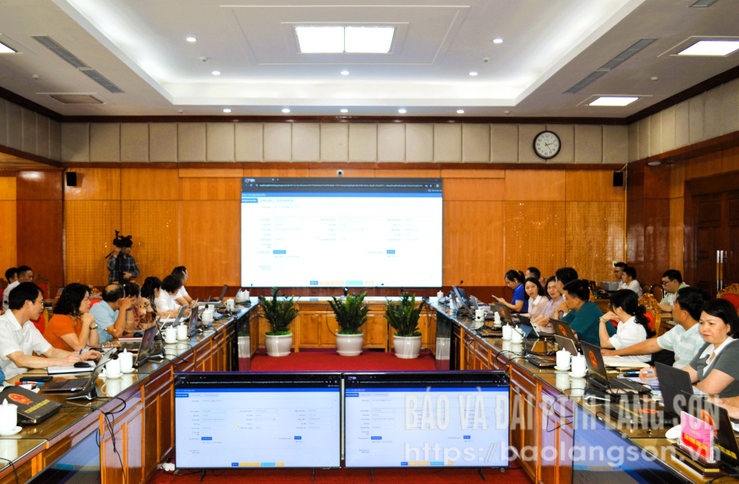 Các đại biểu tại điểm cầu UBND tỉnh theo dõi video hướng dẫn tiếp nhận và xử lý văn bản, vận hành hệ thống VNPT-iOffice