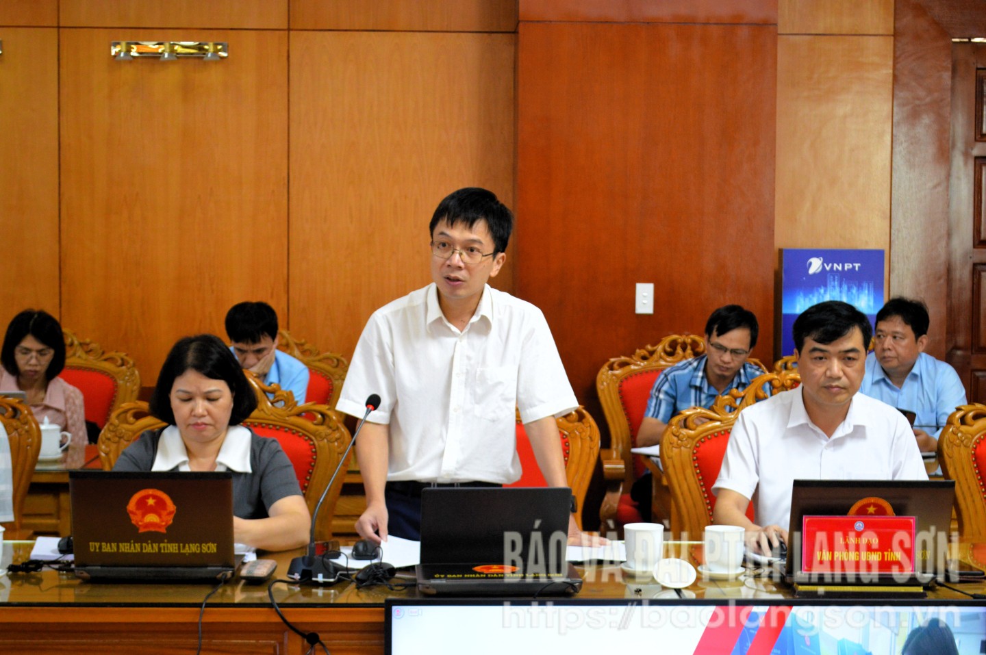 Đại diện lãnh đạo Trung tâm PVHCC tỉnh báo cáo tiến độ triển khai thực hiện vận hành thử nghiệm hoạt động của trung tâm PVHCC cấp xã