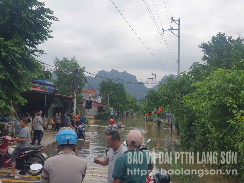 Ngập úng gây khó khăn cho việc di chuyển của người dân trên địa bàn huyện Hữu Lũng