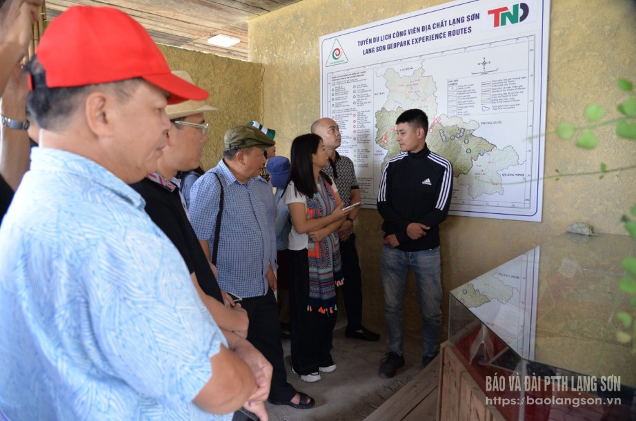 Khách du lịch tham quan các hiện vật tại khu vực trưng bày hiện vật Trũng Na Dương, thị trấn Na Dương, huyện Lộc Bình (ảnh chụp tháng 5/2025)