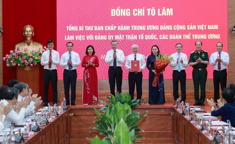 Tổng Bí thư Tô Lâm trao Quyết định số 304- QĐ/TW về chức năng, nhiệm vụ, tổ chức bộ máy Cơ quan Ủy ban Trung ương MTTQ Việt Nam- Ảnh: VGP/Toàn Thắng