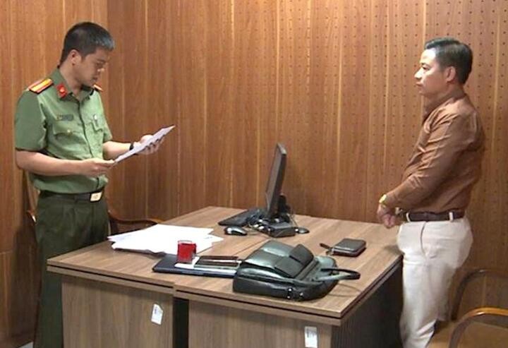 Cơ quan An ninh điều tra thông báo quyết định khởi tố bị can đối với Sỹ Anh Tuyên, Chủ tịch HĐQT Công ty cổ phần nước GMT. (Ảnh: Bộ Công an)