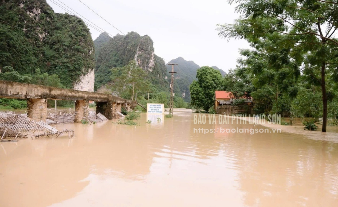 Mưa lũ gây ngập úng nhiều địa điểm trên địa bàn huyện Hữu Lũng