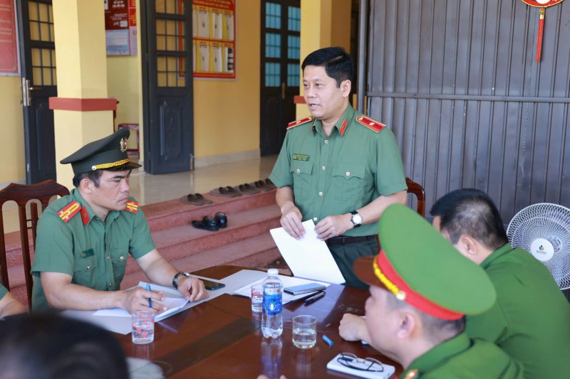 Thiếu tướng Nguyễn Hồng Nguyên chủ trì họp với các đơn vị để rà soát, đánh giá tiến độ.