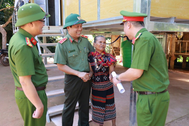 Đoàn công tác bàn giao nhà cho bà Hồ Thị Thăm.