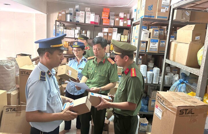 Lực lượng chức năng Nghệ An kiểm tra hàng hóa tại Công ty Hòa Tâm
