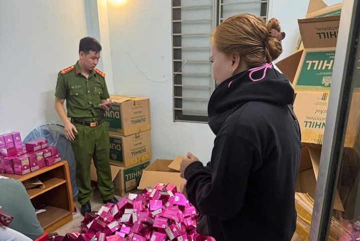 Lực lượng Công an kiểm tra trụ sở doanh nghiệp do N.T.M.H. làm giám đốc và thu giữ hơn 1.300 sản phẩm kem dưỡng gia các loại không rõ nguồn gốc.