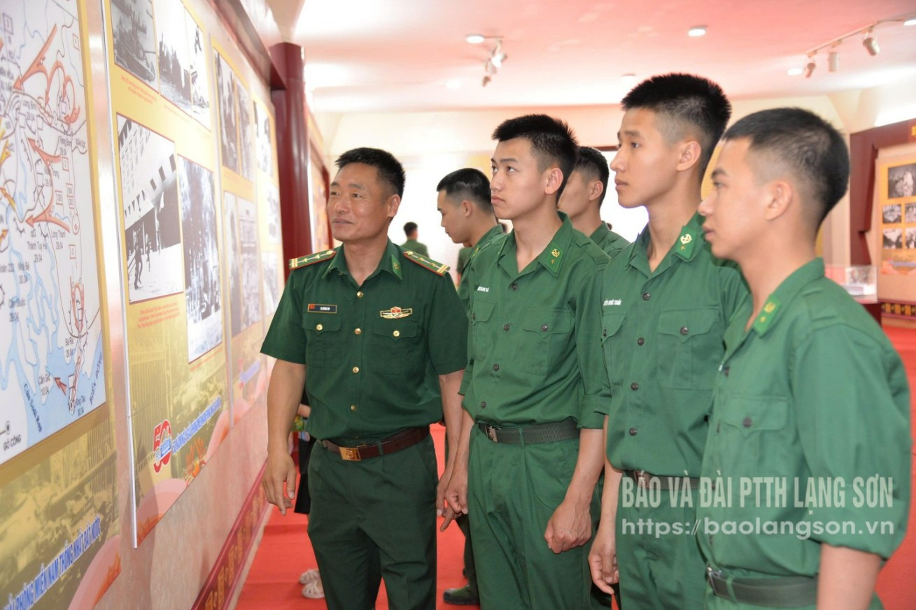 Cán bộ, chiến sĩ Bộ đội Biên phòng tỉnh tham quan, tìm hiểu các tư liệu, hiện vật tại triển lãm chuyên đề “Giải phóng miền Nam năm 1975 - Bản hùng ca đại thắng”