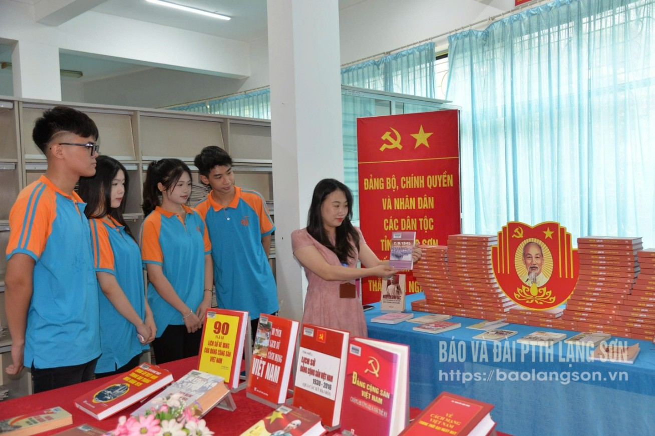Học sinh trường THPT Hoàng Văn Thụ, thành phố Lạng Sơn tìm hiểu các cuốn sách hay về tỉnh Lạng Sơn tại Thư viện tỉnh