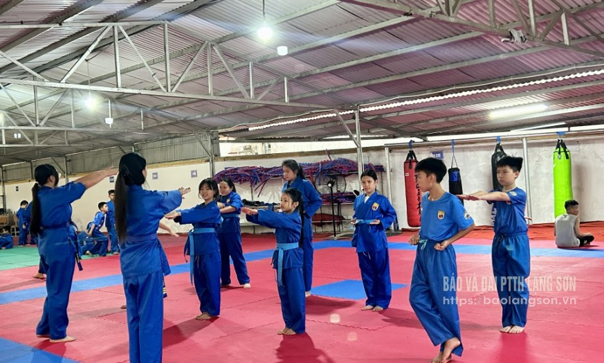 Trẻ em tham gia lớp học Vovinam trong dịp hè tại Trường THPT Chu Văn An, thành phố Lạng Sơn 