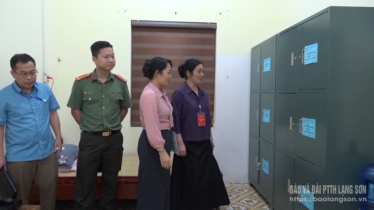 Các thành viên trong Ban Chỉ đạo kỳ thi kiểm tra các điểm thi trên địa bàn tỉnh