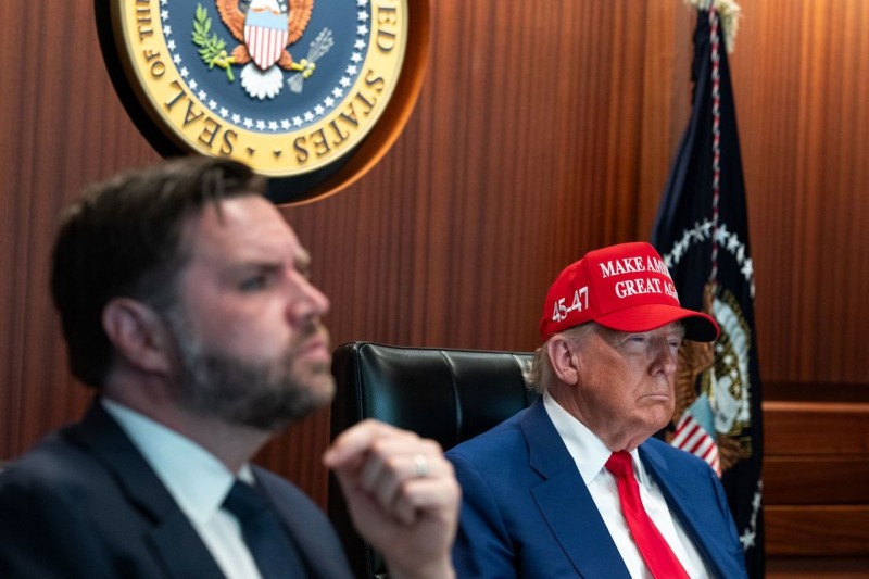 Tổng thống Mỹ Donald Trump và cấp phó JD Vance tại Nhà Trắng ngày 21/6. Ảnh: CNN