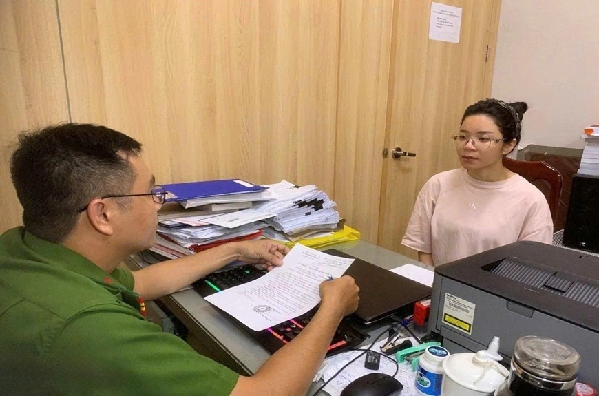 Công an tỉnh Đồng Nai lấy lời khai của các đối tượng trong vụ án lừa đảo đầu tư tiền ảo vừa được triệt phá ngày 28-5-2025. Ảnh do đơn vị cung cấp