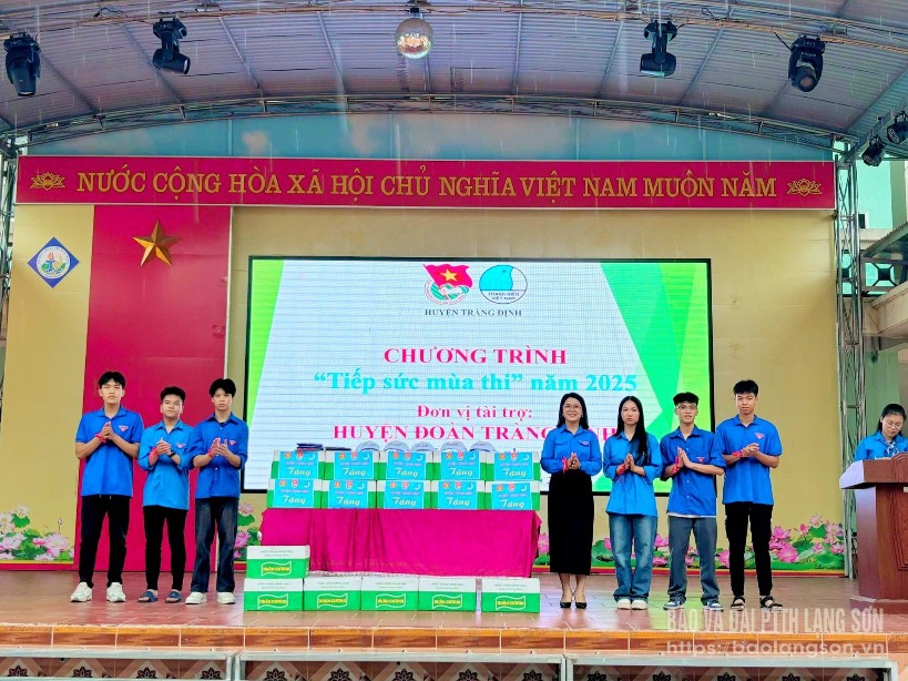 Lãnh đạo Huyện Đoàn Tràng Định trao nhu yếu phẩm cho đội hình thanh niên tình nguyện tham gia Chương trình Tiếp sức mùa thi tại điểm thi Trường THPT Tràng Định