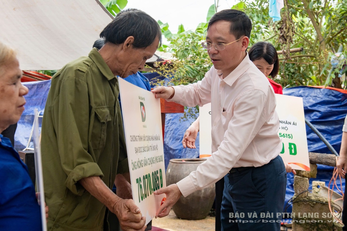 Lãnh đạo Báo Dân trí trao biển tượng trưng hỗ trợ kinh phí xây dựng nhà nhân ái