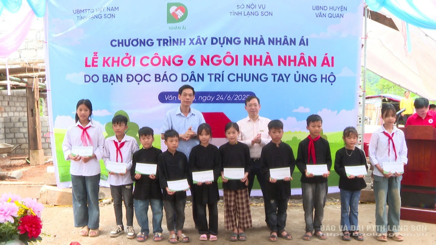 Lãnh đạo Báo Dân Trí trao học bổng cho các em học sinh