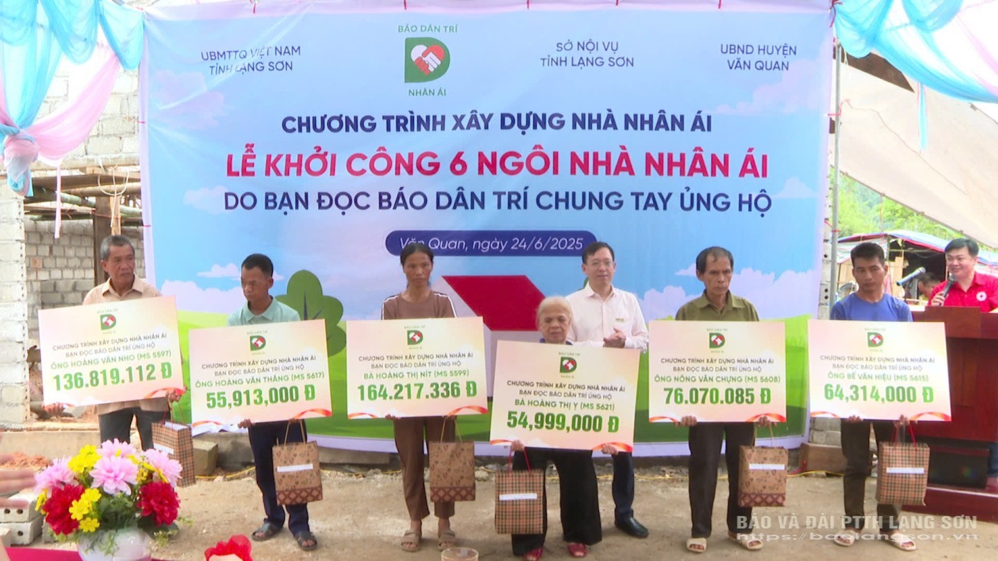 Trao biển tượng trưng hỗ trợ kinh phí cho các hộ gia đình xây dựng nhà nhân ái