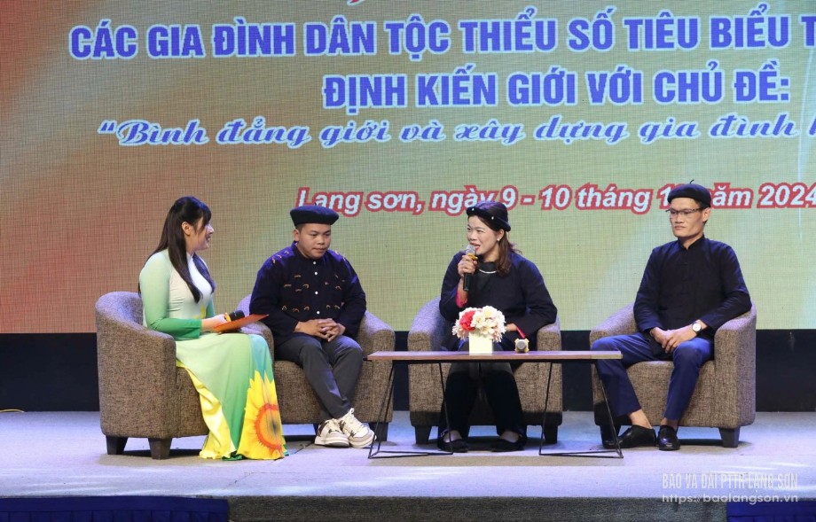 Các gia đình dân tộc thiểu số tiêu biểu chia sẻ kinh nghiệm giữ gìn hạnh phúc gia đình tại chương trình giao lưu, biểu dương do Hội Liên hiệp Phụ nữ tỉnh tổ chức
