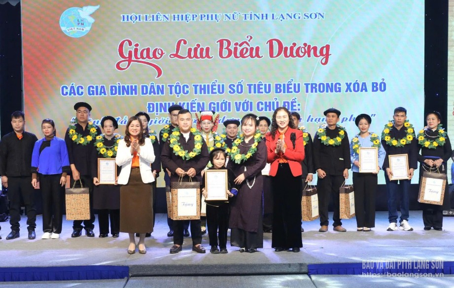 Các gia đình dân tộc thiểu số tiêu biểu được tôn vinh, tặng quà tại chương trình Giao lưu biểu dương do Hội Liên hiệp Phụ nữ tỉnh tổ chức