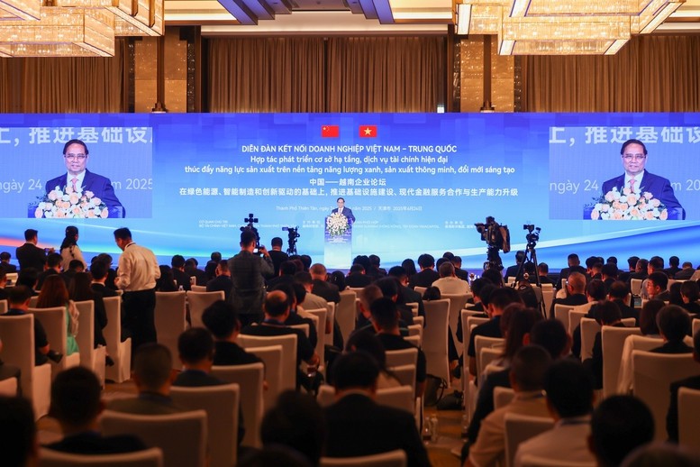 Thủ tướng kêu gọi cộng đồng doanh nghiệp hai nước tiếp tục phát huy vai trò là cầu nối, là trụ cột quan trọng kết nối hai nền kinh tế, hai đất nước, góp phần vì lợi ích chung, kiến tạo phát triển, đôi bên cùng có lợi - Ảnh: VGP/Nhật Bắc