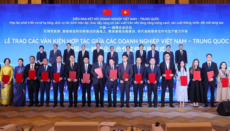 Thủ tướng và các đại biểu đã chứng kiến lễ trao 9 biên bản ghi nhớ hợp tác giữa các doanh nghiệp hai nước - Ảnh: VGP/Nhật Bắc