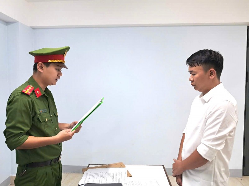 Cơ quan Công an tống đạt quyết định bắt tạm giam Hà Công Tài.