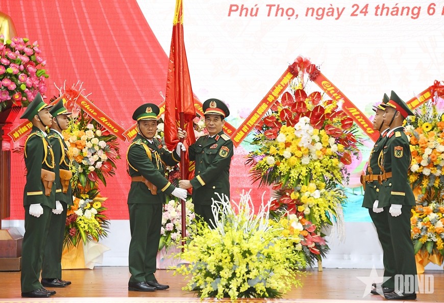 Đại tướng Phan Văn Giang trao Quân kỳ Quyết thắng tặng Ban chỉ huy Bộ đội Biên phòng trực thuộc Bộ CHQS tỉnh Lai Châu.