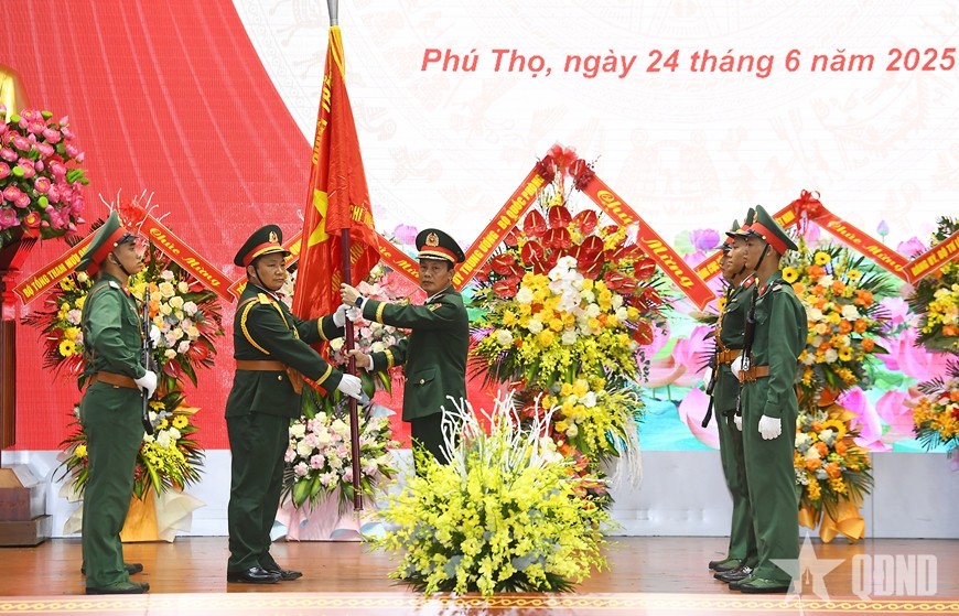 Lãnh đạo Quân khu 2 trao Quân kỳ Quyết thắng tặng Ban chỉ huy PTKV trực thuộc Bộ CHQS tỉnh.