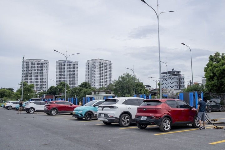 Trạm sạc này tọa lạc tại bãi đỗ xe Minh Khai (đường Cầu Diễn, quận Nam Từ Liêm). Đây là trục đường huyết mạch, ở cửa ngõ Thủ đô, kết nối với quốc lộ 32 đi các tỉnh Tây Bắc. Tại đây, V-Green lắp đặt 42 trụ sạc công suất 120 kW, có khả năng đáp ứng nhu cầu sạc cùng lúc của 84 xe điện VinFast khác nhau.