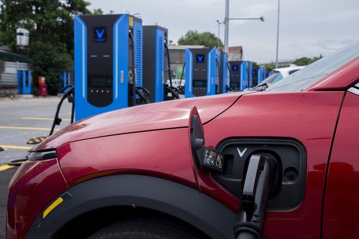 Ngoài trạm sạc này, V-Green đang liên tục triển khai nhiều trạm sạc với số lượng lớn trụ siêu nhanh tại các địa điểm khác ở Hà Nội như 131 Nguyễn Phong Sắc, bến xe Yên Nghĩa, bến xe Giáp Bát… V-Green dự kiến sẽ nhân rộng mô hình này ra nhiều tỉnh thành trên cả nước, mang tới sự thuận tiện tối ưu cho người dùng xe điện Việt.