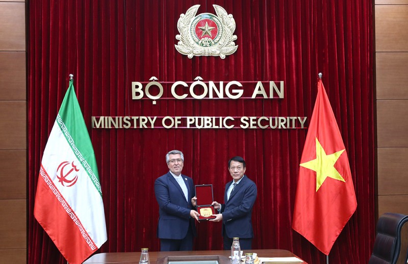 Bộ trưởng Lương Tam Quang tặng quà lưu niệm Đại sứ Ali Akbar Nazari.