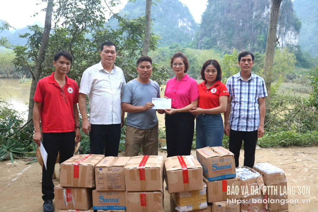Lãnh đạo Hội Chữ thập đỏ tỉnh trao hỗ trợ mai táng phí cho trưởng thôn Tiến Hậu, xã Nhất Tiến, huyện Bắc Sơn