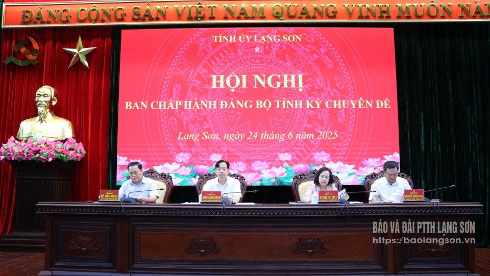 Các đồng chí Thường trực Tỉnh ủy chủ trì hội nghị