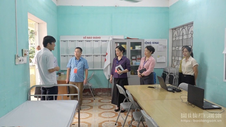 Các thành viên trong Ban Chỉ đạo Kỳ thi Tốt nghiệp THPT năm 2025 kiểm tra phòng y tế tại điểm thi Trường THPT Tràng Định, huyện Tràng Định