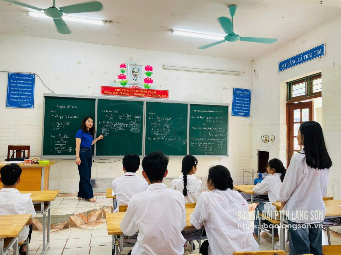 Giáo viên Trường Phổ thông Dân tộc Nội trú THCS&THPT huyện Cao Lộc ôn tập cho học sinh mà không nhận thù lao