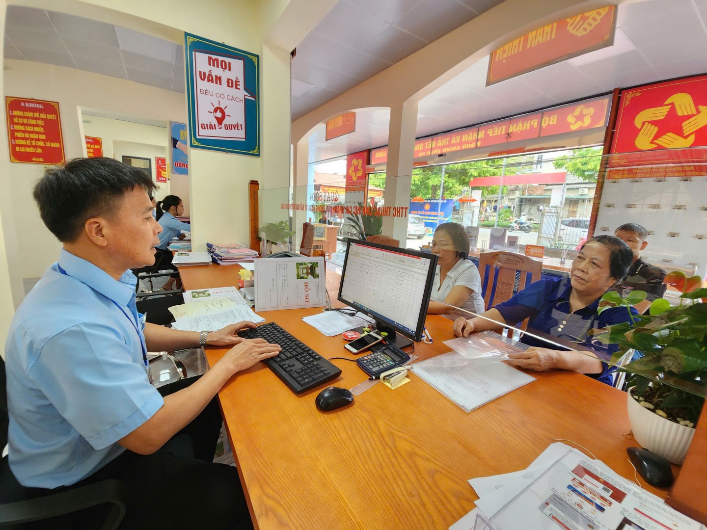 Người dân thực hiện thủ tục hành chính lĩnh vực đất đai tại bộ phận “một cửa” UBND huyện Chi Lăng