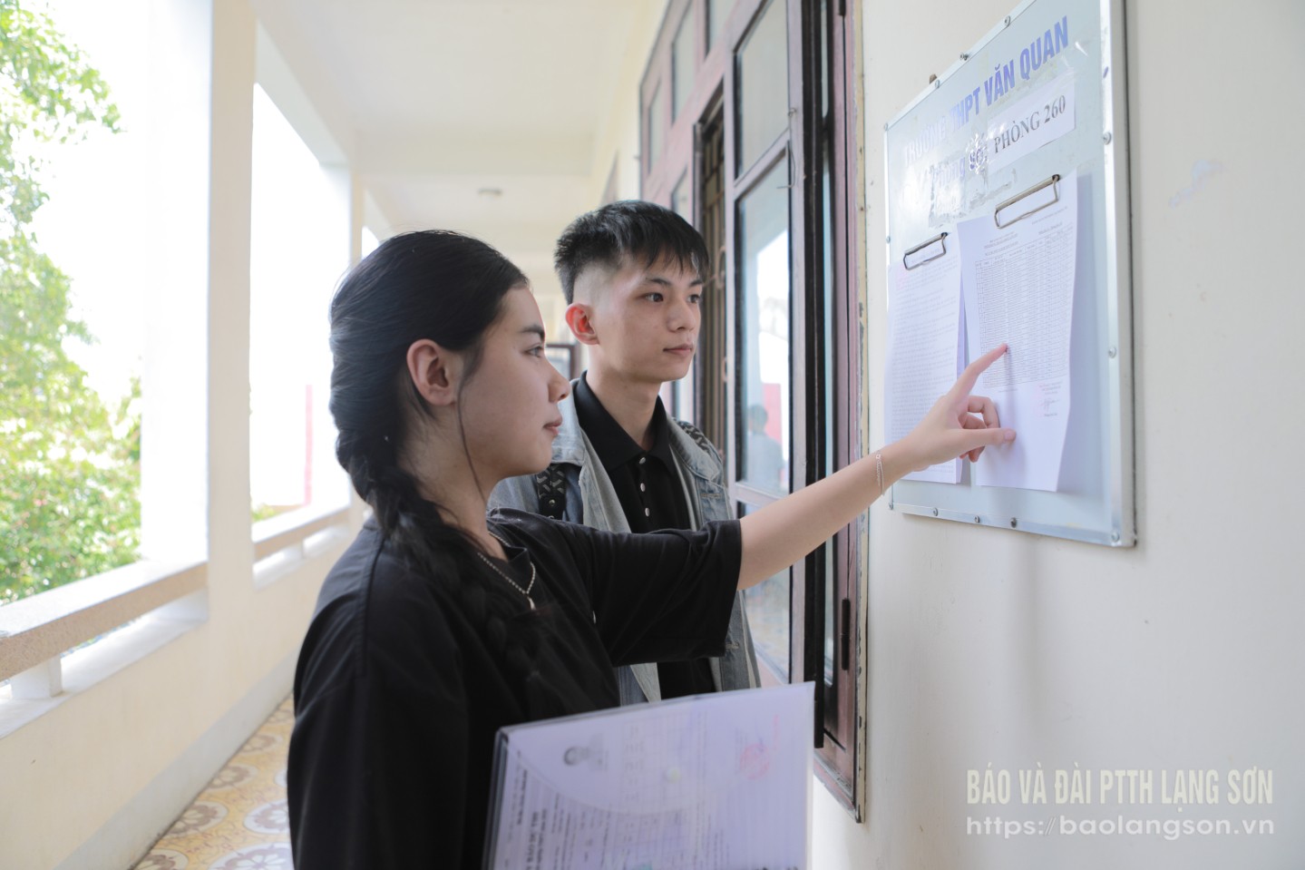 Thí sinh tại điểm thi Trường THPT Văn Quan tra cứu số báo danh, phòng thi