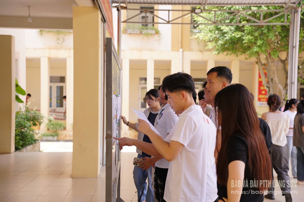 Các thí sinh tại điểm thi Trường THCS Chi Lăng, thành phố Lạng Sơn tra cứu phòng thi, số báo danh