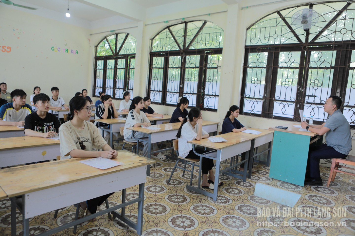 Thí sinh tại điểm thi Trường THPT Văn Quan, huyện Văn Quan làm thủ tục dự thi