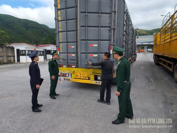 Lực lượng chức năng Bộ đội Biên phòng và Hải quan kiểm tra xe trở hàng hóa qua Cửa khẩu Chi Ma, huyện Lộc Bình