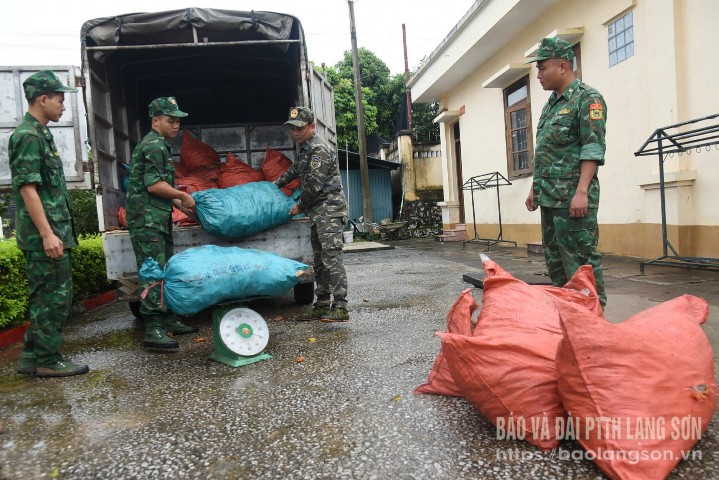 Lực lượng chức năng Đồn Biên phòng Cửa khẩu Chi Ma kiểm đếm số chân gà thu giữ không rõ nguồn gốc
